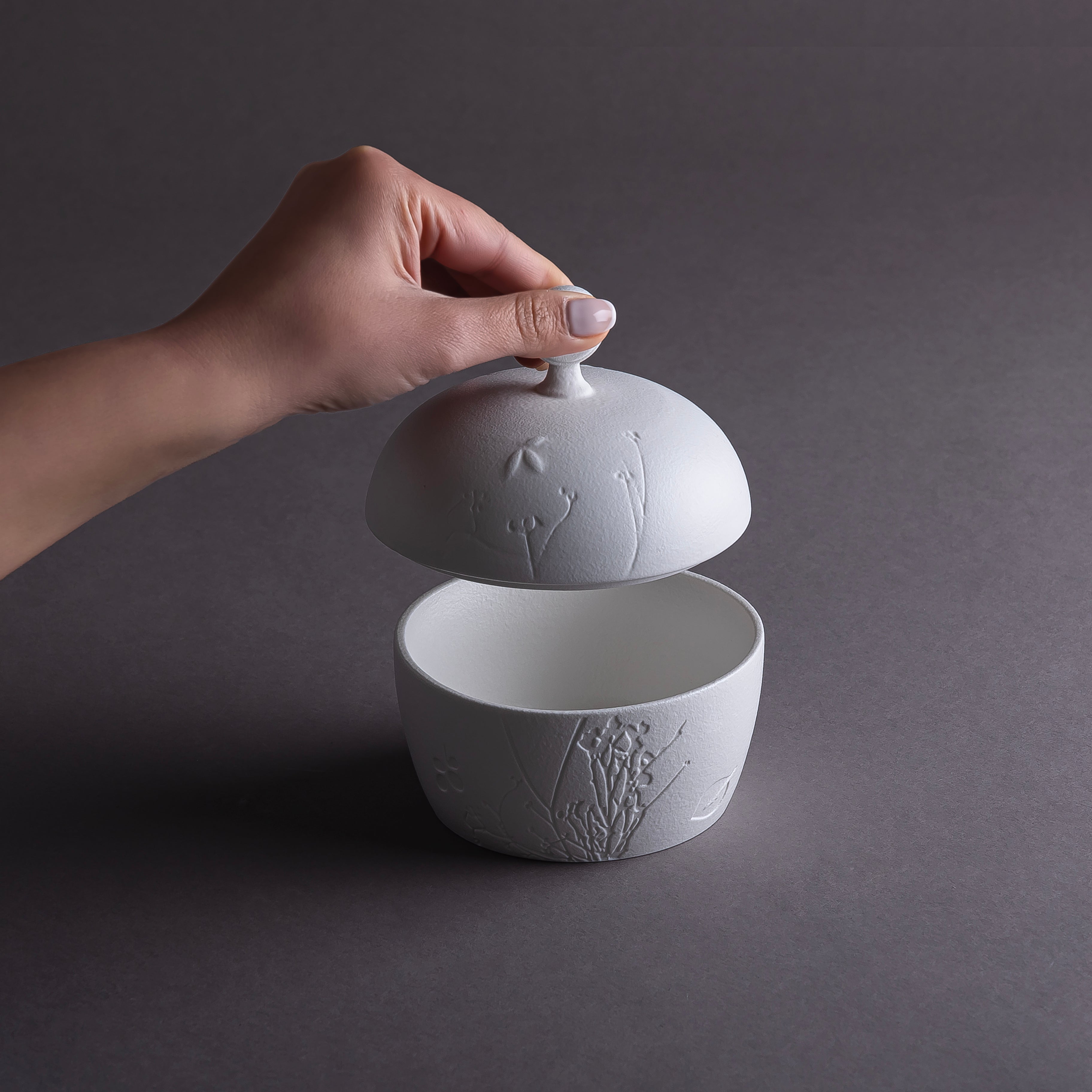 وعاء سيراميك باللون الأبيض المطفي مع غطاء