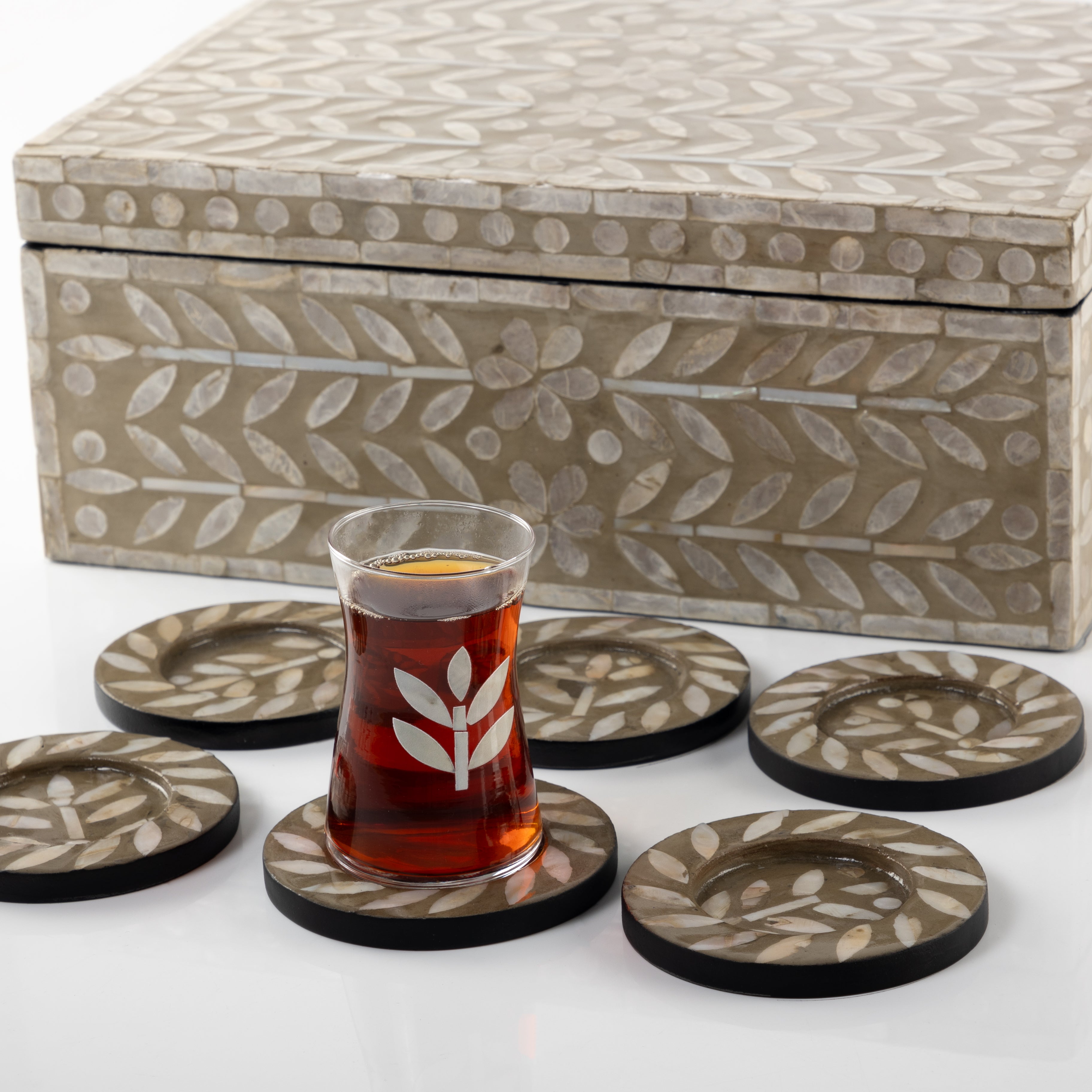 طقم صدف مكون من 12 قاعدة أكواب مع 6 أكواب للقهوة و 6 أكواب للشاي مع بوكس - بيج