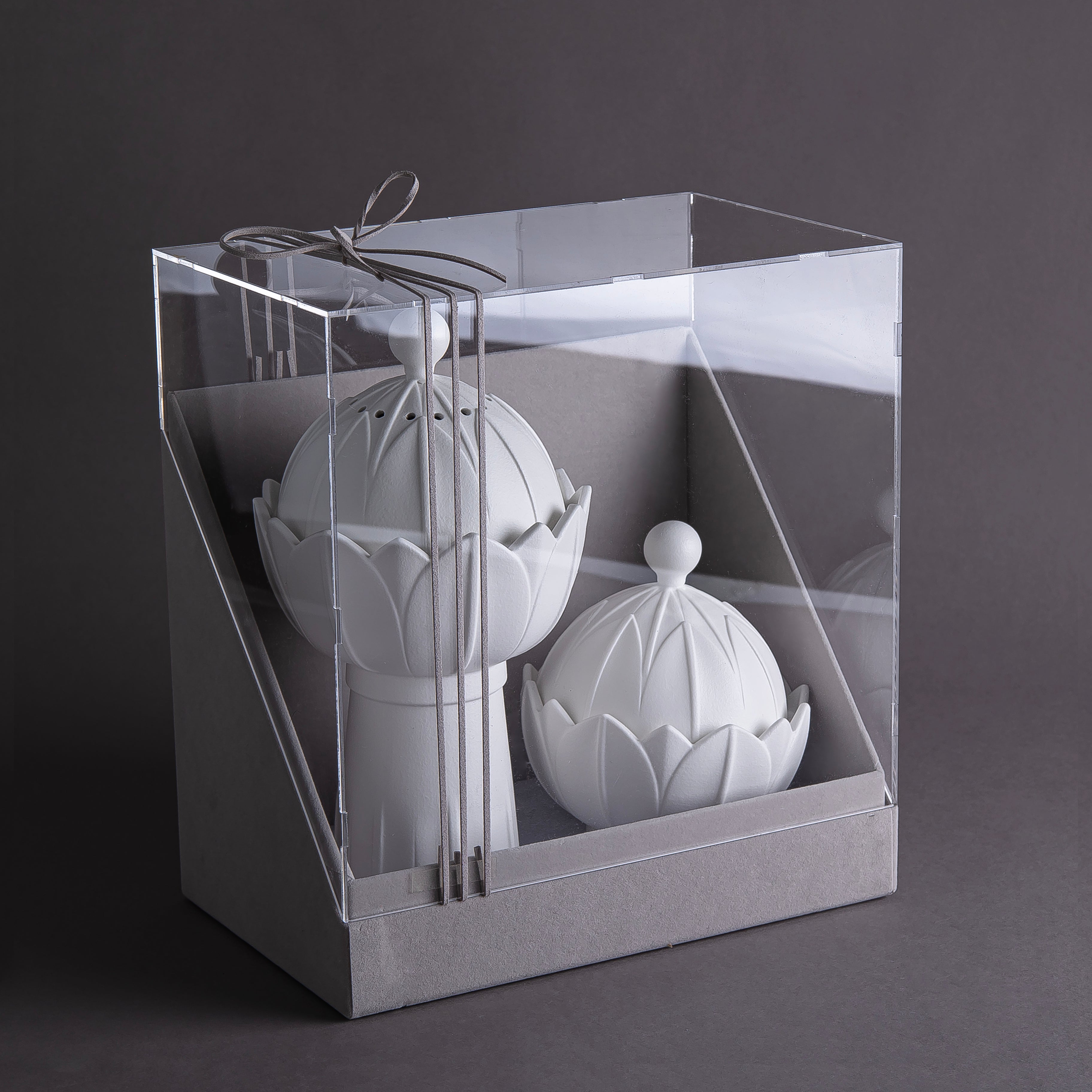 طقم مكون من مبخر و وعاء سيراميك مع بوكس هدايا - أبيض 