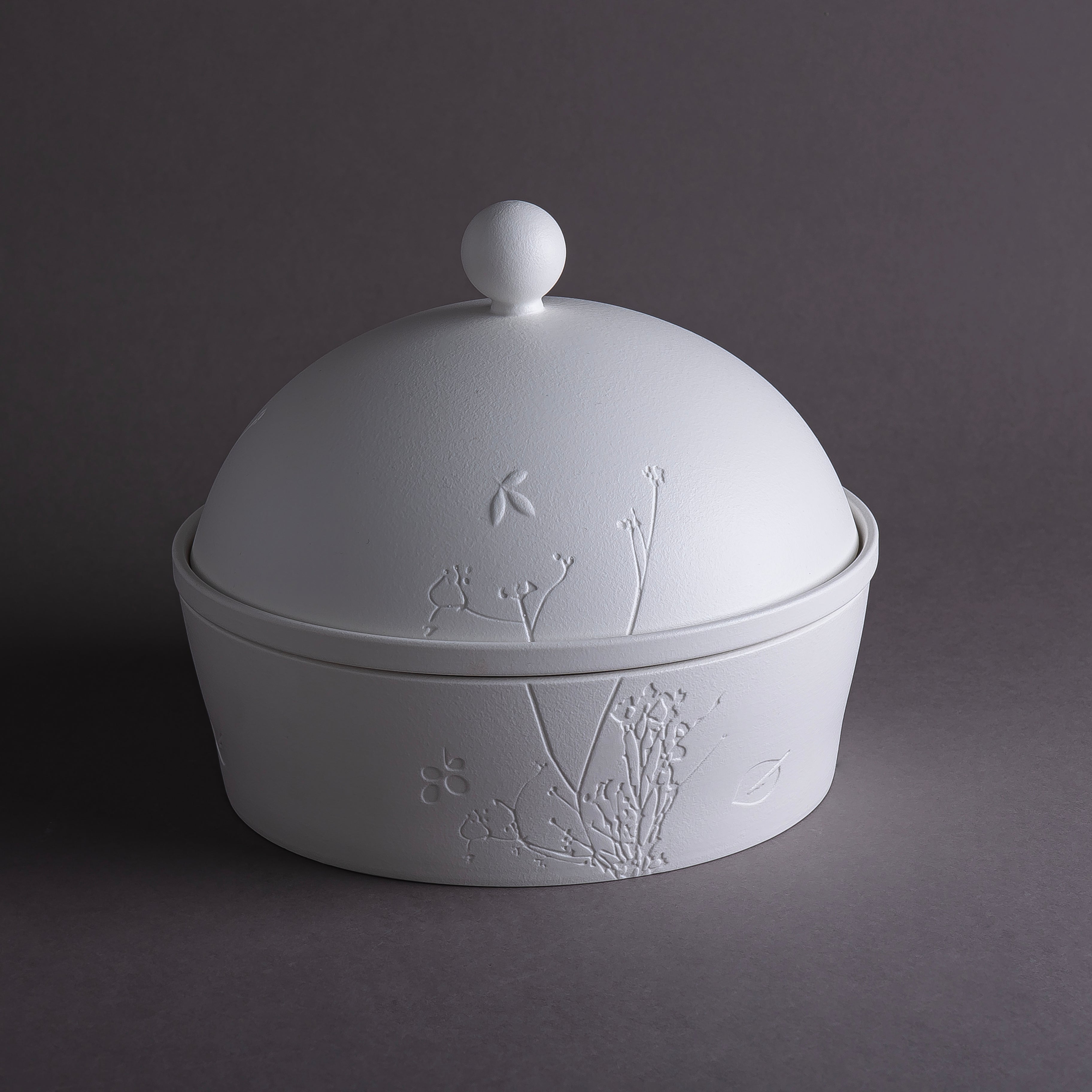 وعاء سيراميك باللون الأبيض المطفي مع غطاء