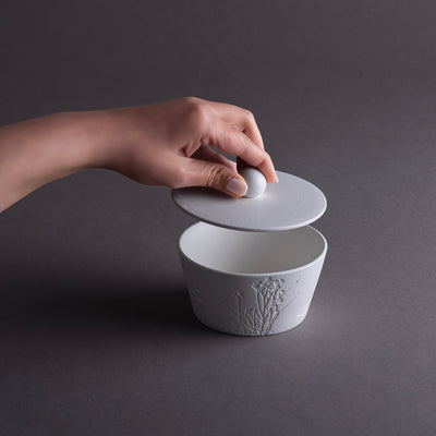 وعاء سيراميك باللون الأبيض المطفي مع غطاء