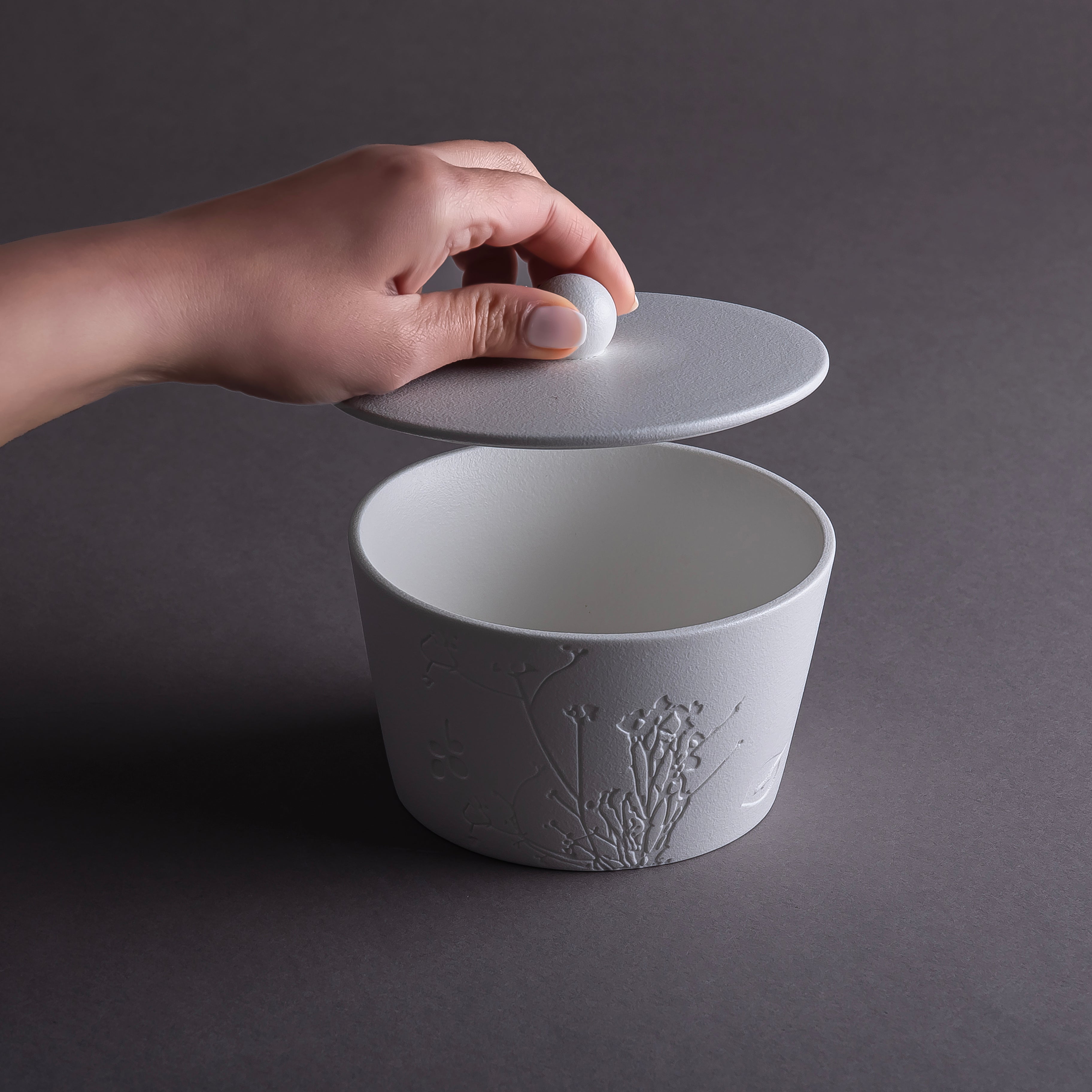 وعاء سيراميك باللون الأبيض المطفي مع غطاء