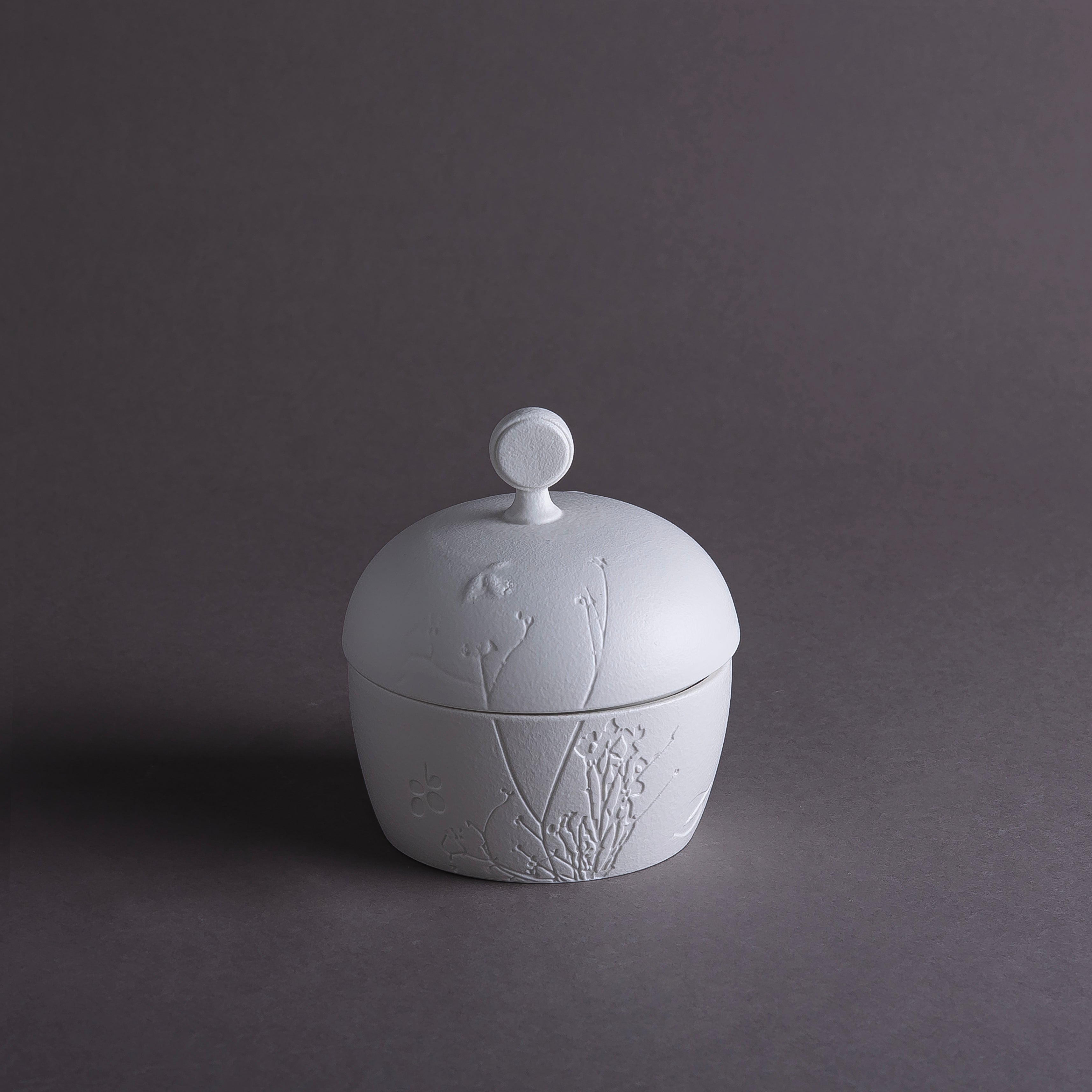 وعاء سيراميك باللون الأبيض المطفي مع غطاء