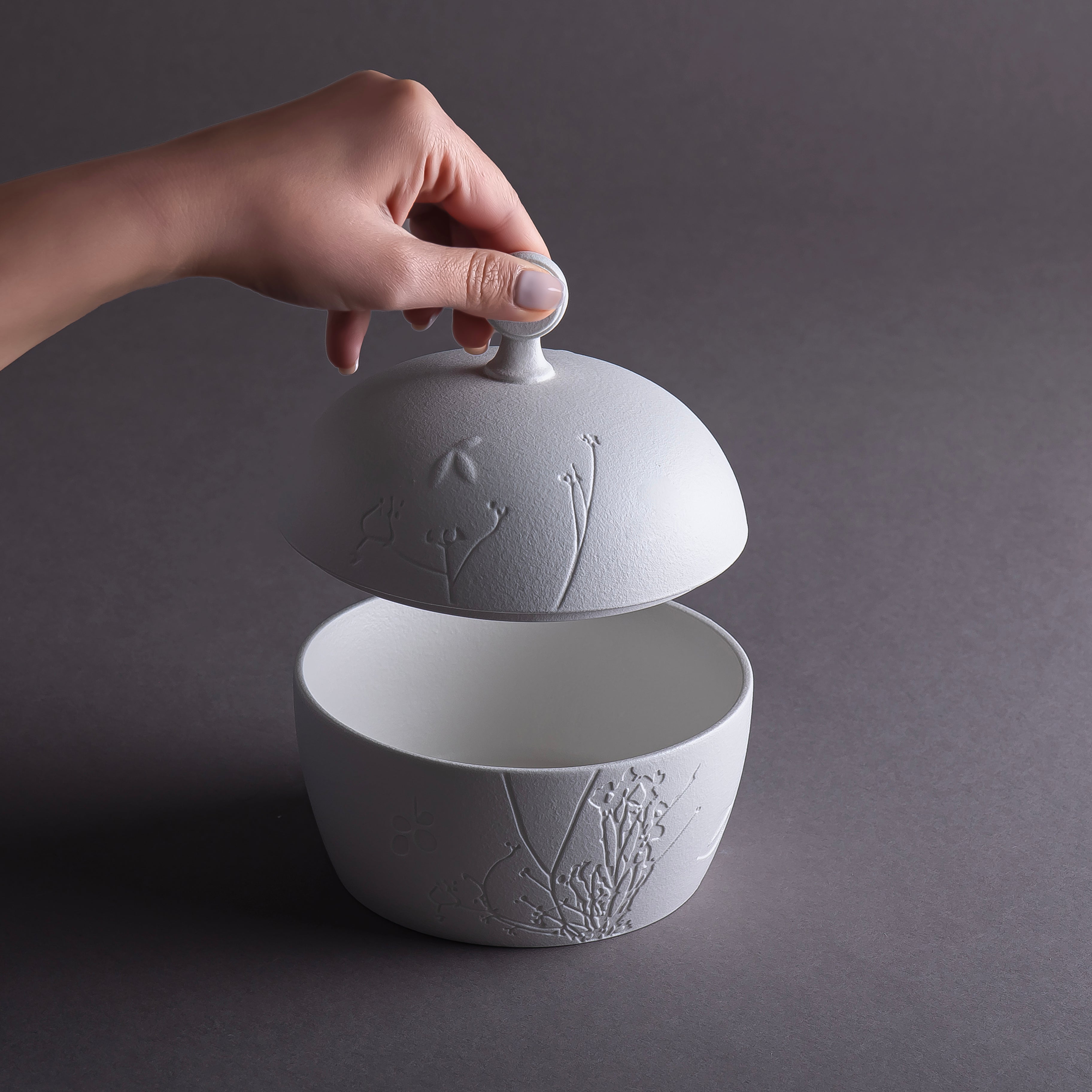 وعاء سيراميك باللون الأبيض المطفي مع غطاء