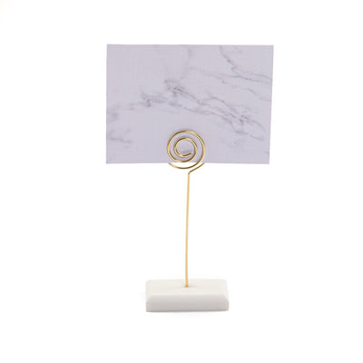 ستاند للكروت معدن باللون الذهبي بقاعدة من الرخام علي شكل مستطيل