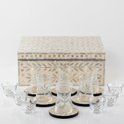 طقم صدف مكون من 12 قاعدة أكواب مع 6 أكواب للقهوة و 6 أكواب للشاي مع بوكس - كريمي 