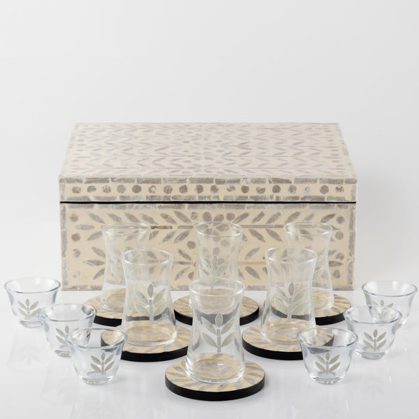 طقم صدف مكون من 12 قاعدة أكواب مع 6 أكواب للقهوة و 6 أكواب للشاي مع بوكس - بيج 