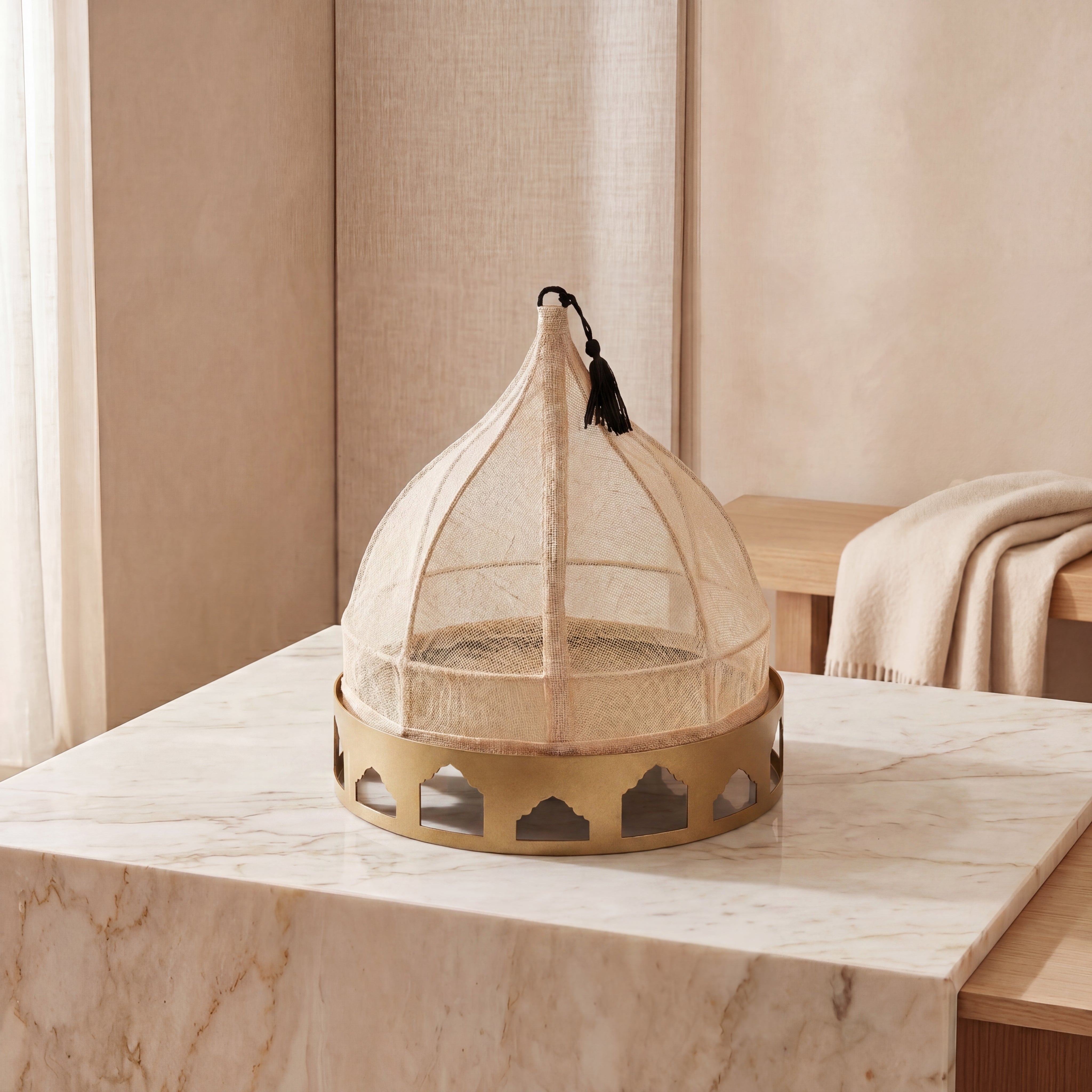 Linen cover with metal base