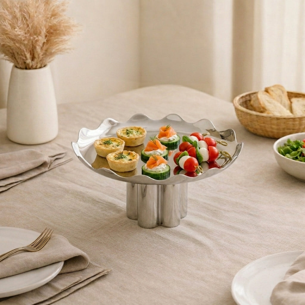 Metal round with wavy edges stand- silver small