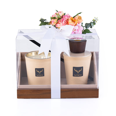 طقم هدية مكون من شمعة و ديفيوزر Cashmere Vanilla - لون كريمي من لاسيرفا مع بوكس اكريليك مزين بورد صناعي