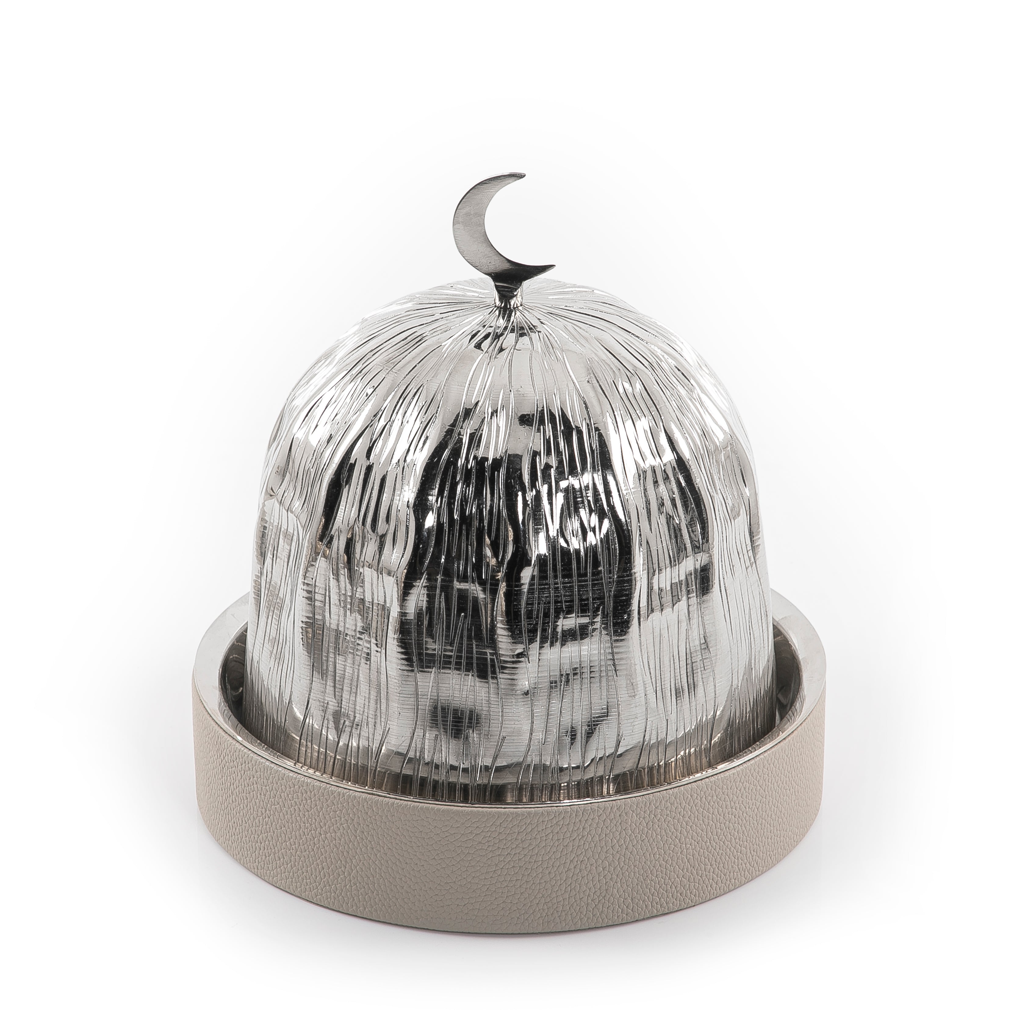 طبق جلد بغطاء معدن